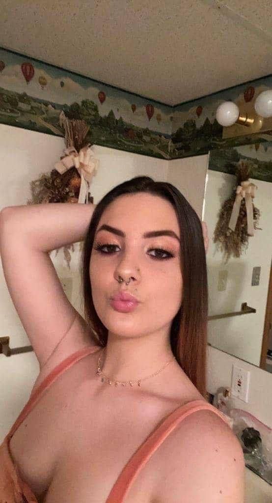 🍑🍆❤️🥰😘 I'M SCARLETT A HOT GIRL WITH CLEAN PUSSY AND TITS 420 FRIENDLY ,READY TO FUCK HARDER 💯 ,SUCK, SENSUAL BODY RUB AND ESC - Image 2